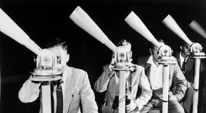 Freiwillige Satellitenbeobachter in Pretoria, Südafrika, für das Moonwatch-Netzwerk des Smithsonian Astrophysical Observatory (um 1958), eines von mehr als 100 Teams weltweit.